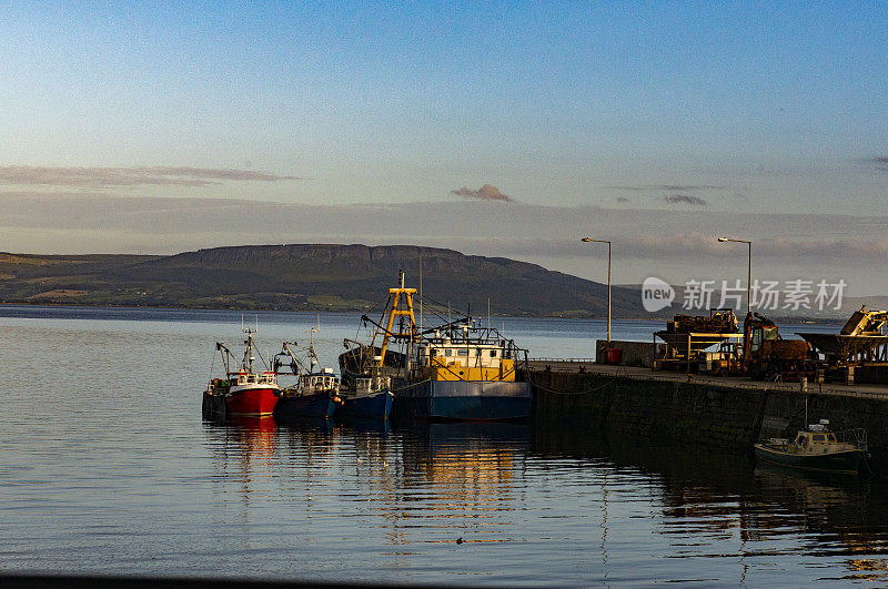 五颜六色的渔船在爱尔兰多尼戈尔郡雷德卡斯尔的莫维尔外停泊。