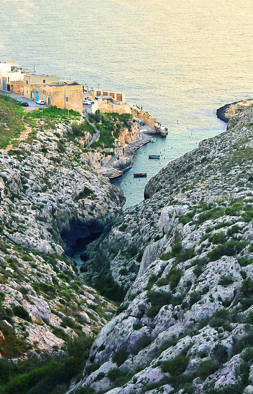 马耳他的石窟村，有蓝石窟船服务码头