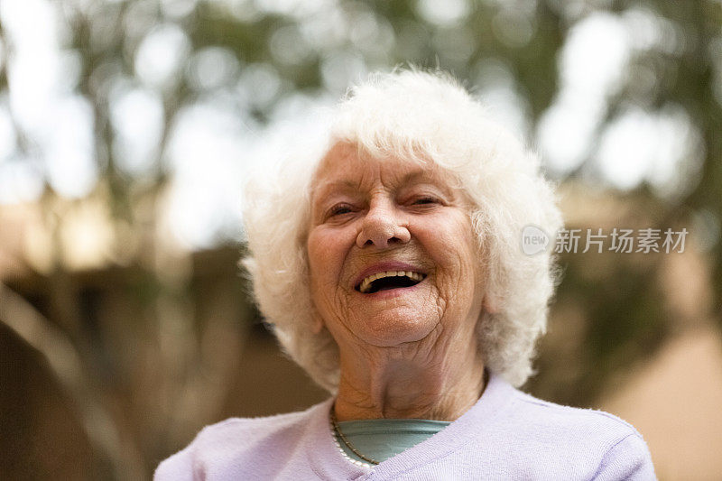 美丽的笑高级女人肖像，正面的观点，背景与复制空间