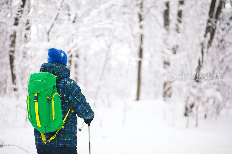 年轻人后视图独自行走雪山的旅行者。