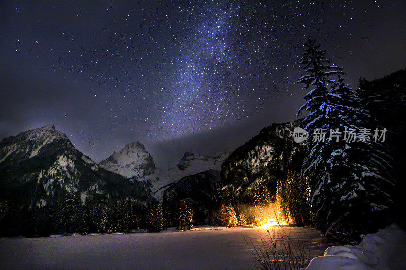 夜幕下白雪皑皑的山景