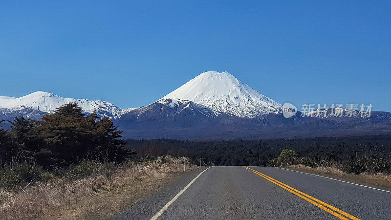 新西兰汤加里罗国家公园Ngauruhoe山远景