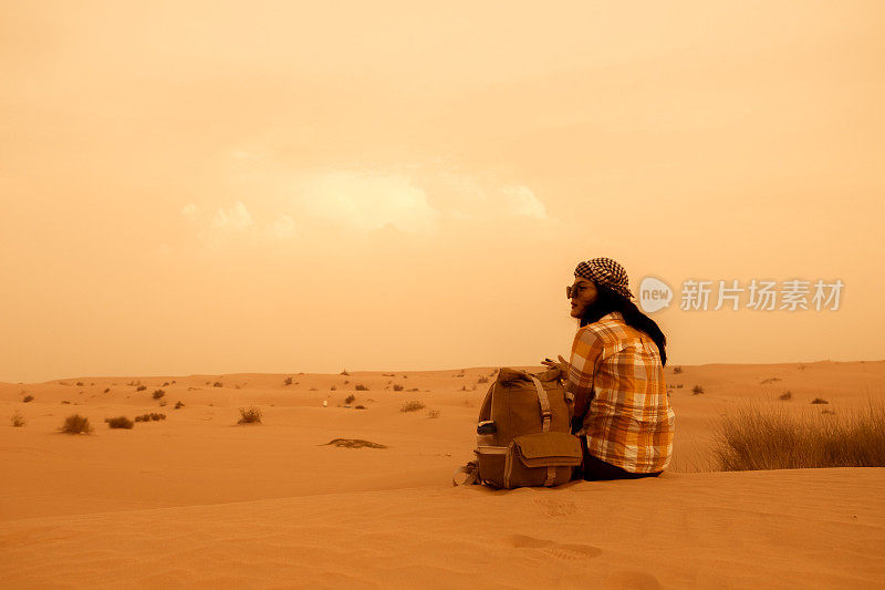 亚洲女人在沙漠旅行