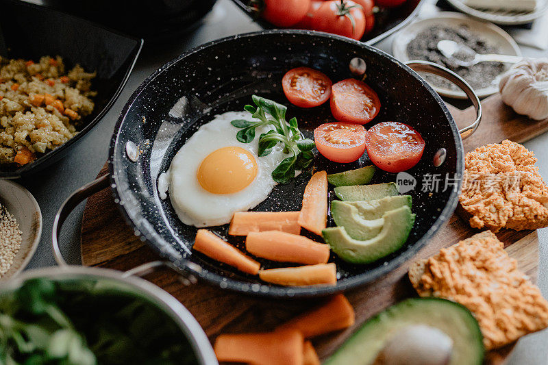 用煎蛋、蔬菜和水果做健康早餐