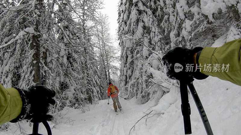 偏远地区的滑雪者下山