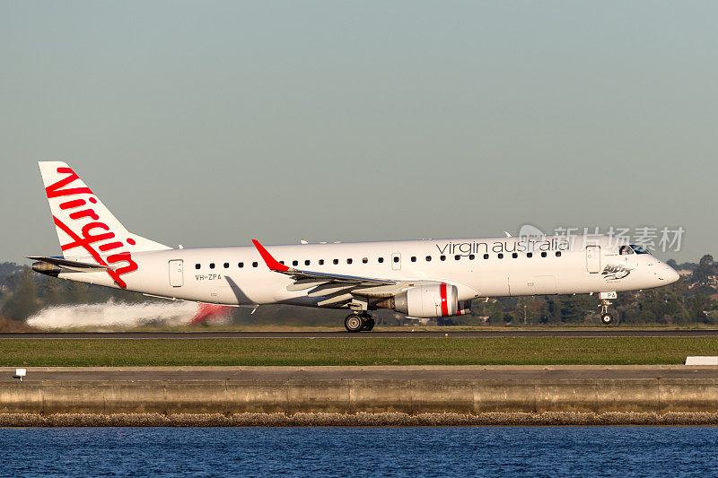 维珍澳大利亚航空公司支线客机(ERJ-190)从悉尼机场起飞。