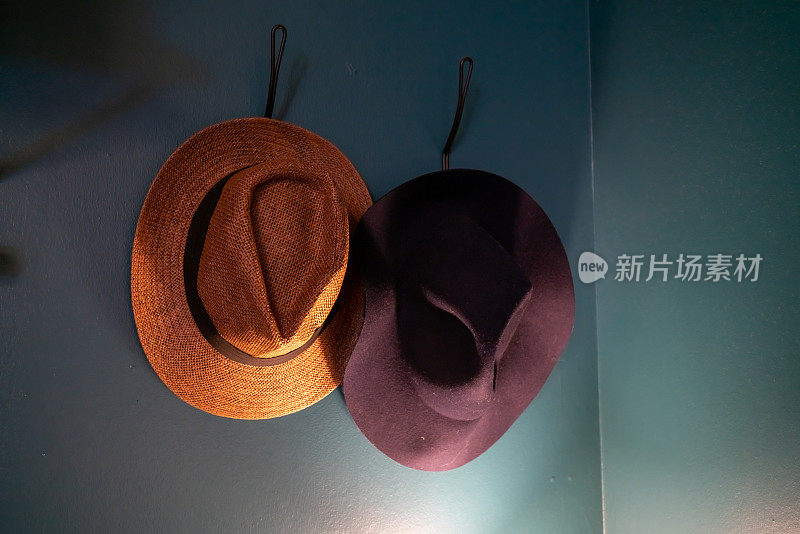 衣帽间，墙上挂着两顶牛仔帽，灯火辉煌