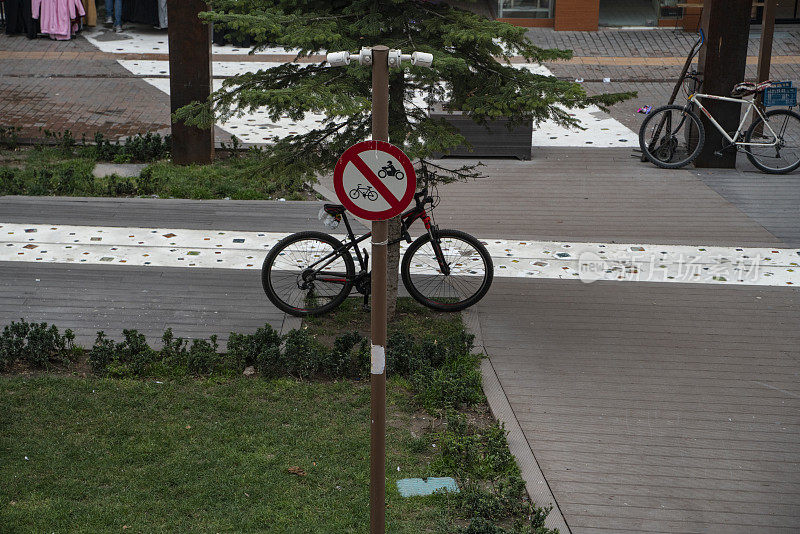 自行车道上的自行车禁用标志