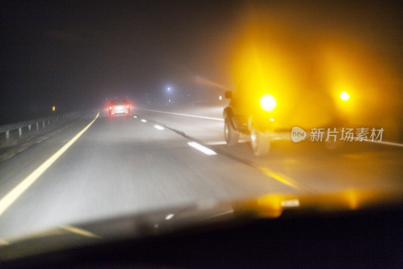 运动模糊的夜晚高速公路通过较慢的汽车