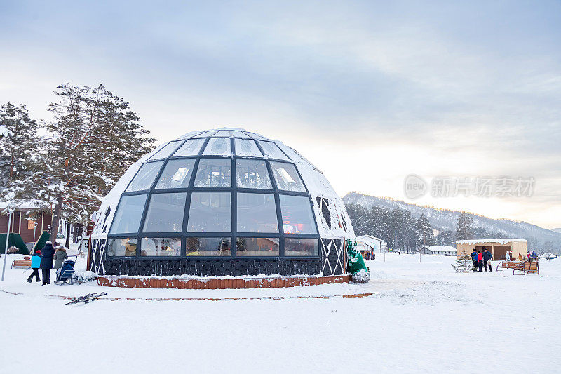 阿尔泰山脉曼泽洛克村的一个美丽的咖啡馆，在冬天有雪的时候用玻璃和窗户做成了一个半球或圆顶。