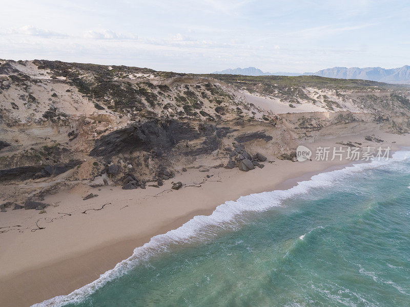 沿海岸线的侵蚀砂崖