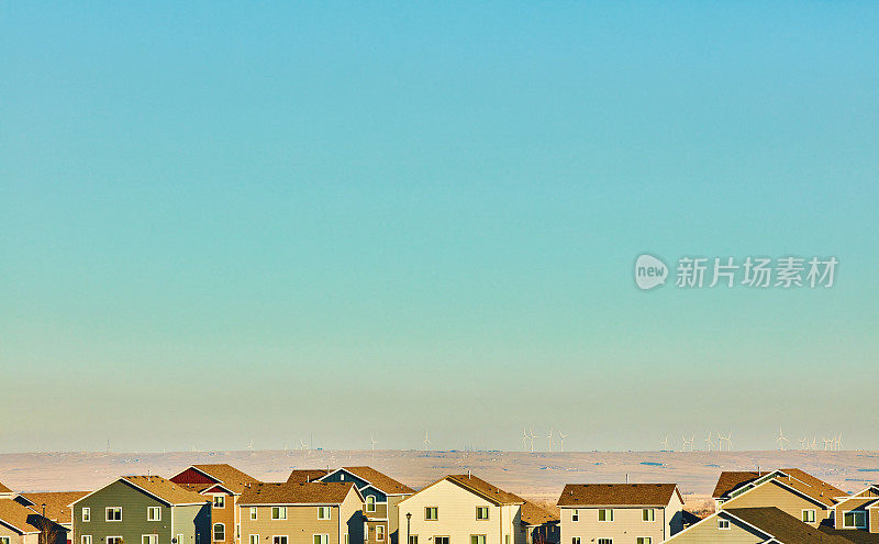 住宅住宅背景与风电场在远处