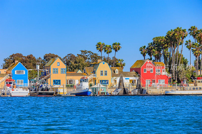 马里纳德雷的渔村，有海滨和仿造的建筑;CA