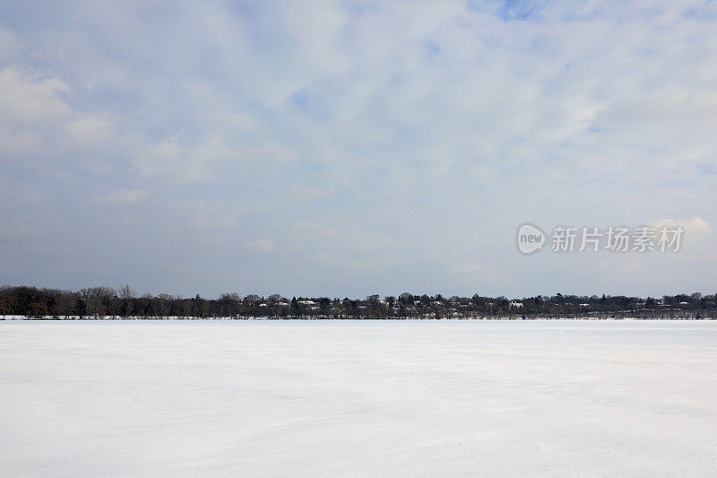冰冻的冬季湖泊背景。哈里特湖,明尼阿波利斯