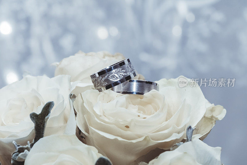 奶油色玫瑰花束上的结婚戒指