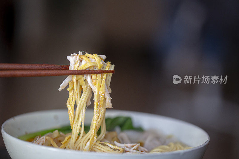 中国自制的馄饨面，有鸡肉丝和鸡蛋