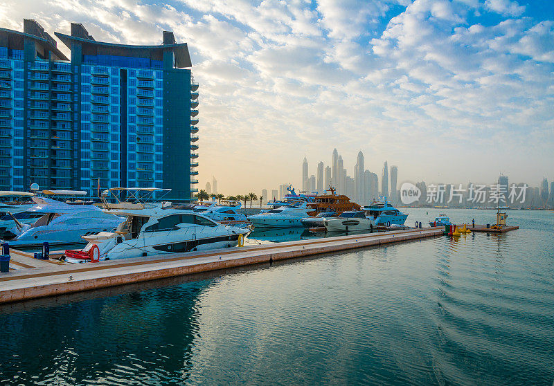 迪拜-朱美拉棕榈岛游艇港，可以看到迪拜码头