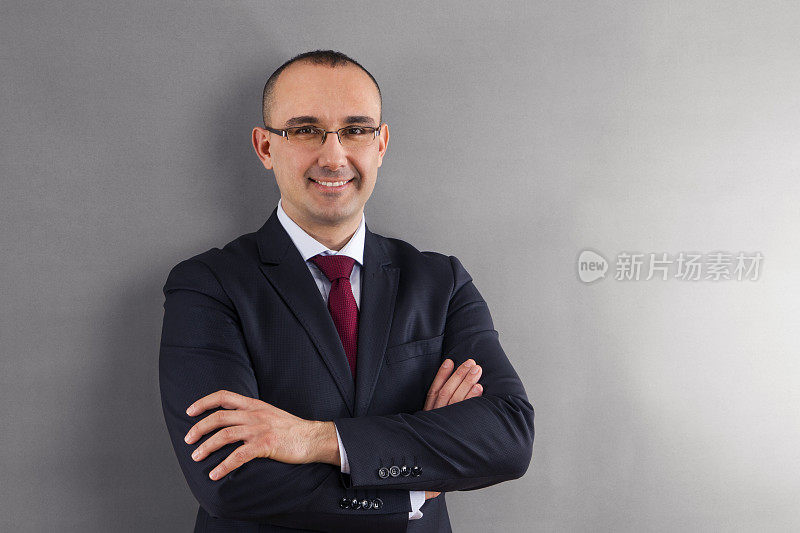 自信的商人摆姿势