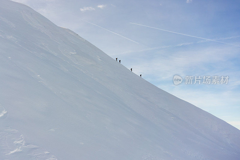 雪山山脊上的一群徒步旅行者