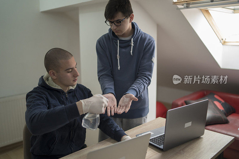 同事在工作前消毒双手，以防止冠状病毒的传播