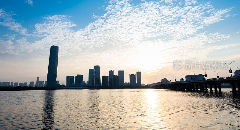 夕阳下的海滨城市