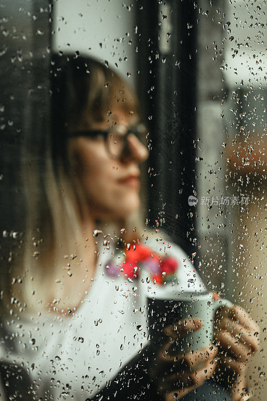 雨滴，看窗外的女人和喝咖啡