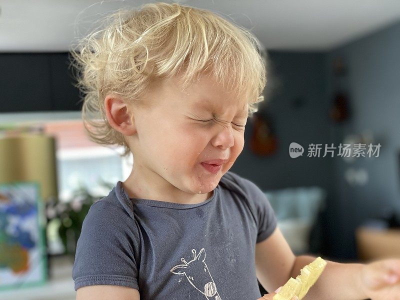 幼童品尝酸柠檬