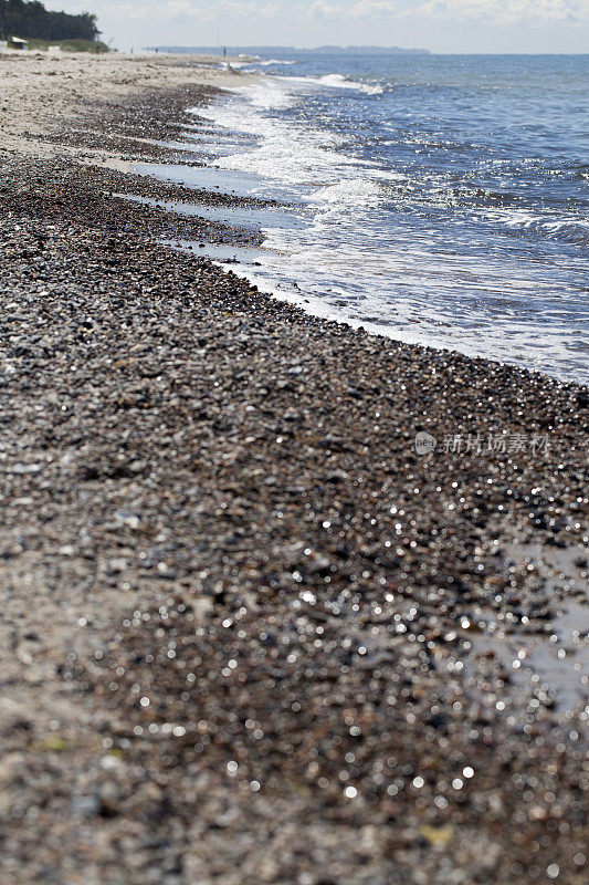 波罗的海石滩上的海浪和海浪