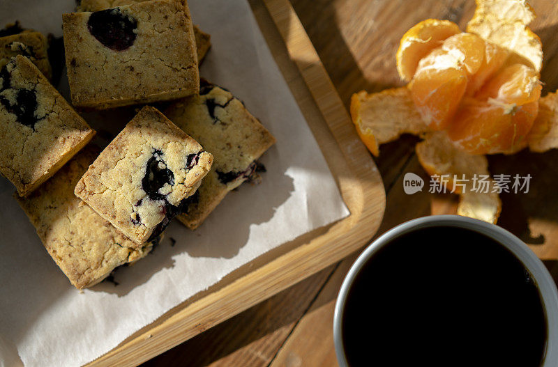 蓝莓饼干，水果和咖啡