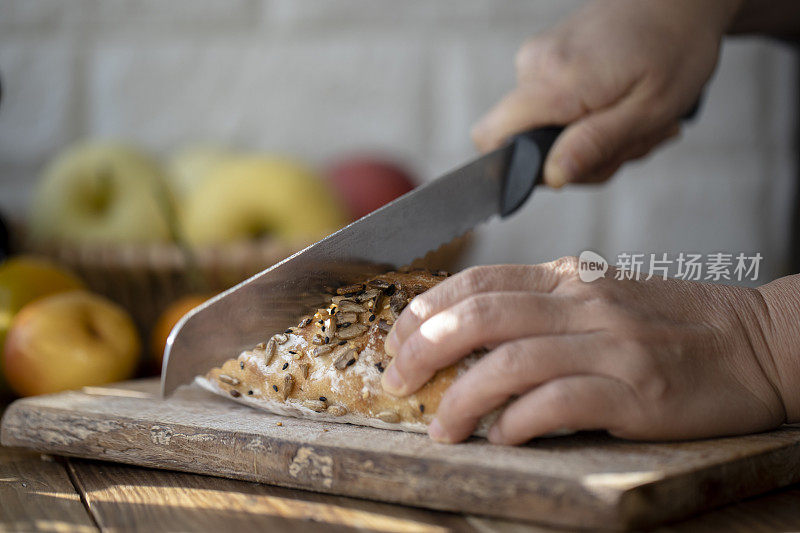 用面包切片机切面包