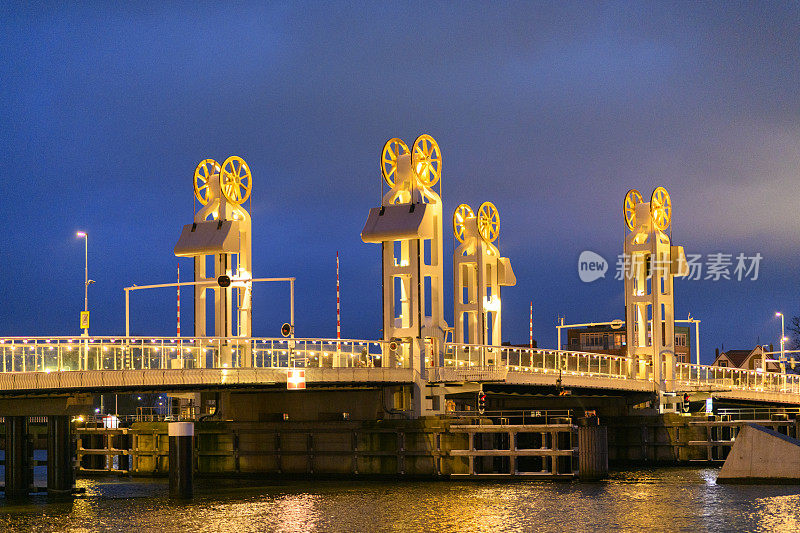 晚上在坎彭的IJssel河上的城市桥