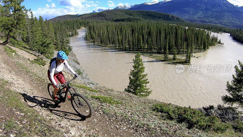 女山地电动自行车沿着被洪水淹没的河流