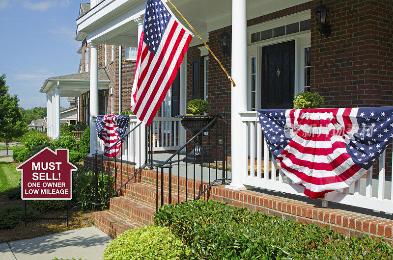 标志:必须出售:在家门口悬挂美国国旗和警告金融危机的彩旗