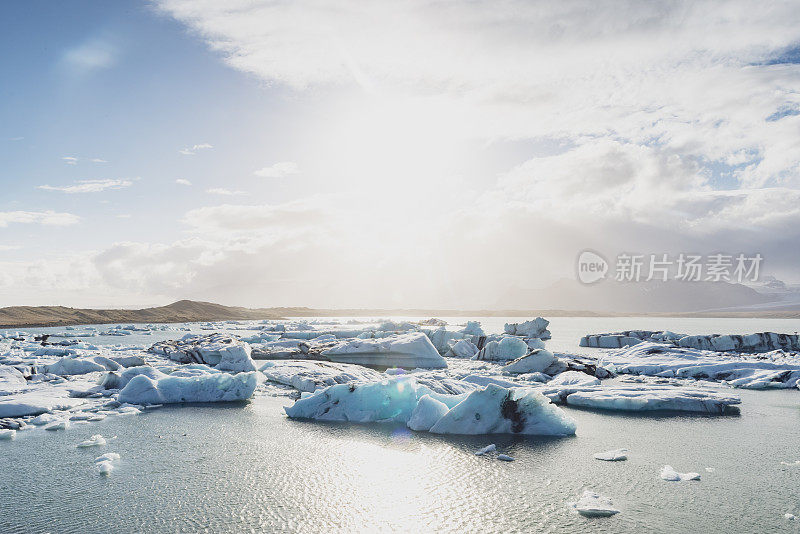 冰山漂浮在冰岛的Jokulsalon冰川泻湖上