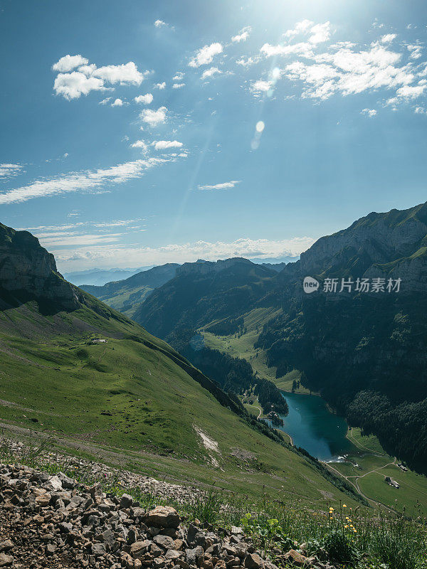 瑞士阿尔卑斯山脉的一个湖