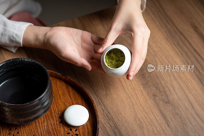 女人用传统的茶道用具制作抹茶绿茶