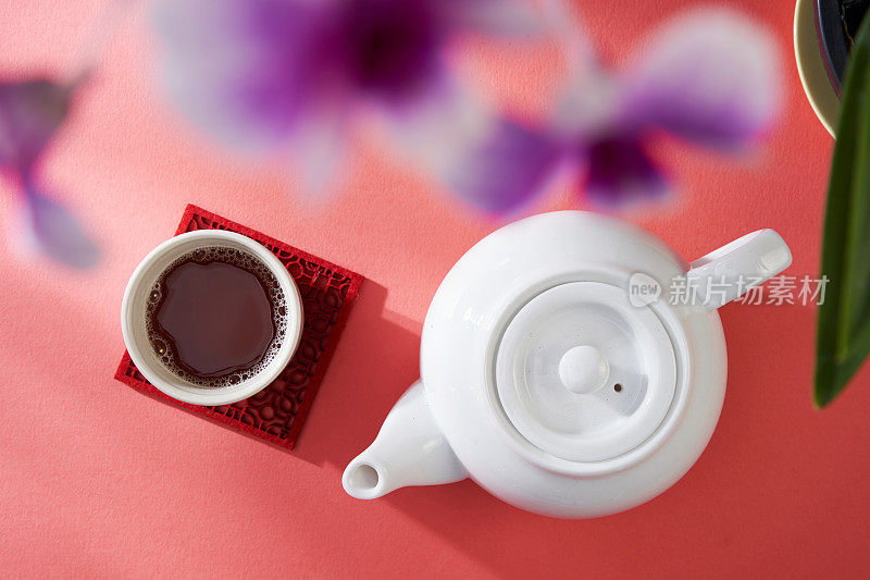 白色陶瓷茶壶，红色背景сup，俯视图