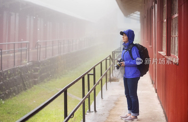 摄影师等待雨停