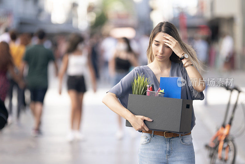 失业的年轻女子