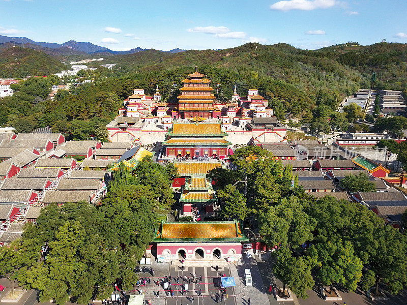 普宁寺，俗称大佛寺，是中国河北承德的一座佛教寺院建筑群。