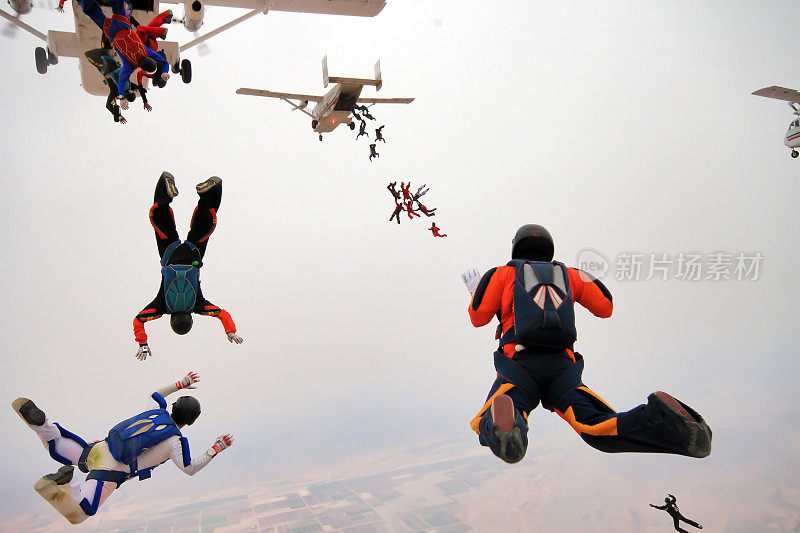 一大群跳伞运动员从各种各样的飞机上跳伞。