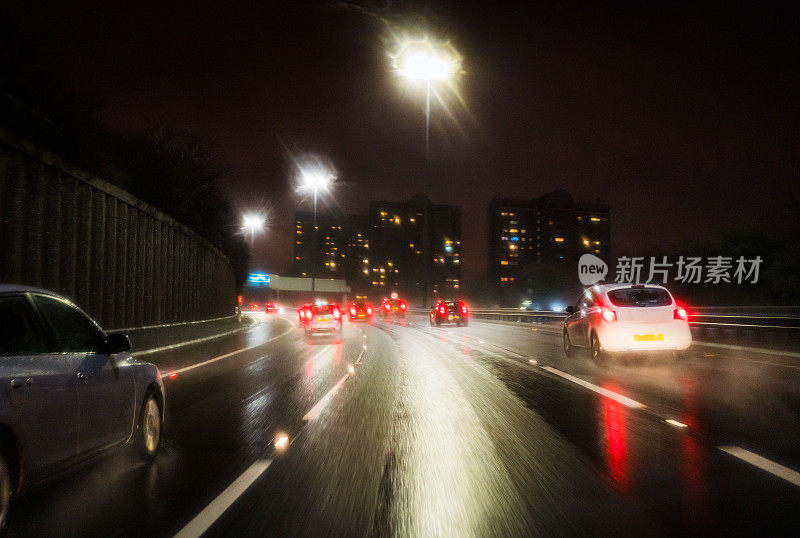 雨夜在高速公路上行驶