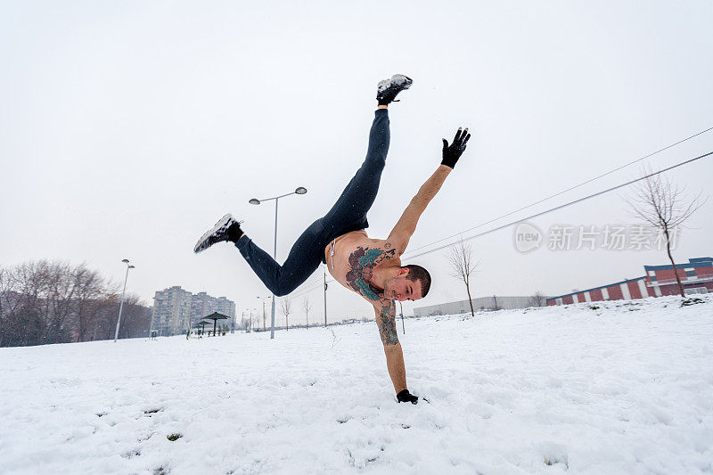 杂技在雪地上