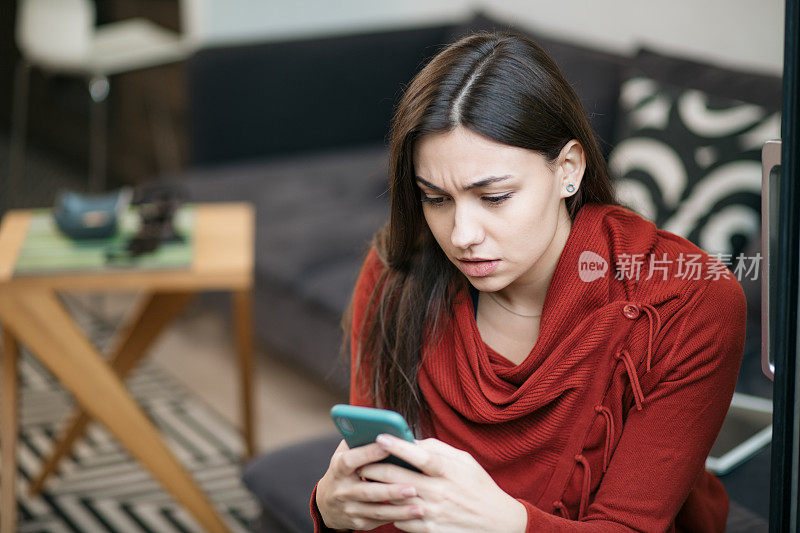 一个悲伤的年轻白种女人读坏消息的特写