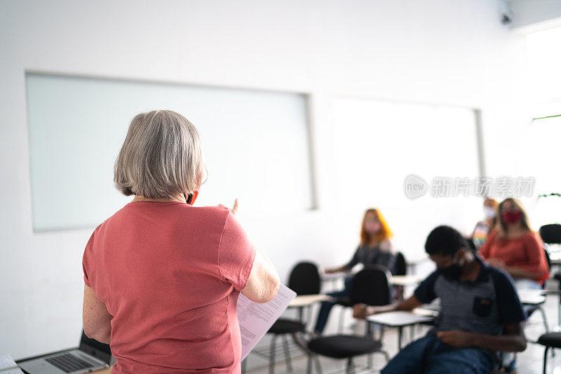 老师在课堂前给学生上课——戴口罩