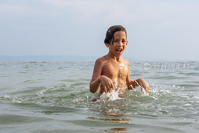 男孩夏天的乐趣在海上