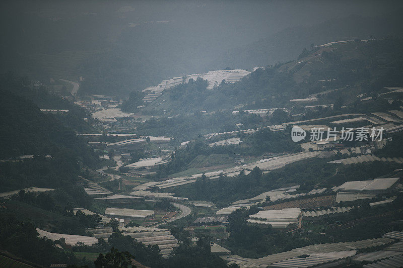 卡梅隆高地白天与农场和过度耕种的土地