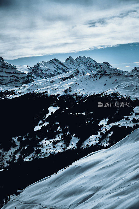 伯尔尼斯高地阿尔卑斯山山坡与雪在日落，瑞士