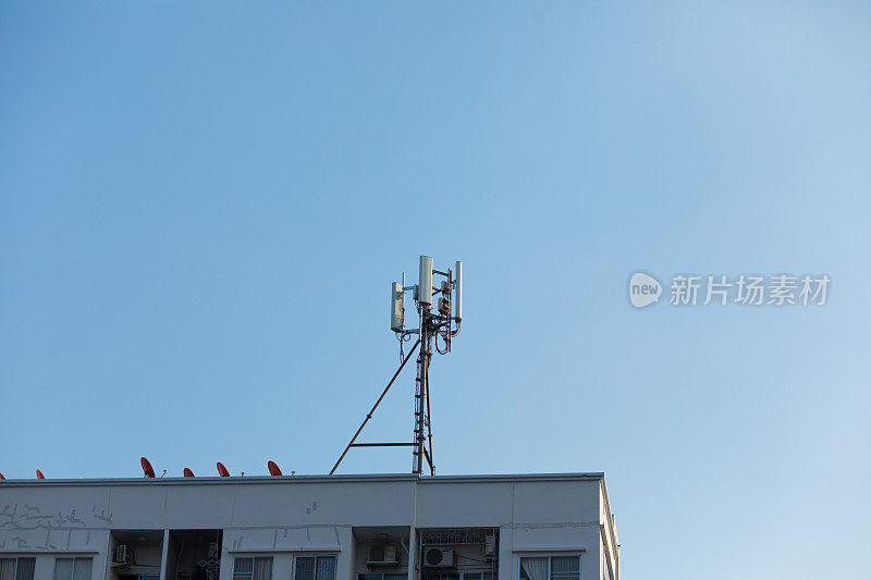 在曼谷的老建筑上安装4g和4g天线