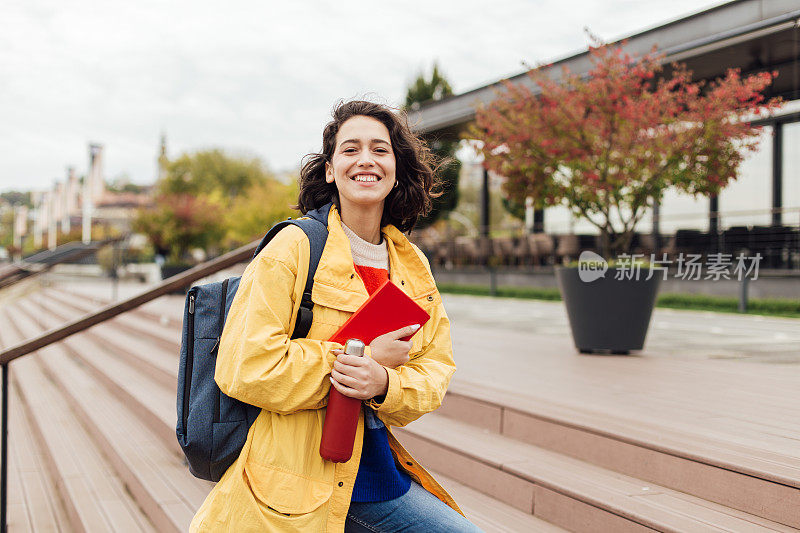 一个漂亮女孩上大学的照片